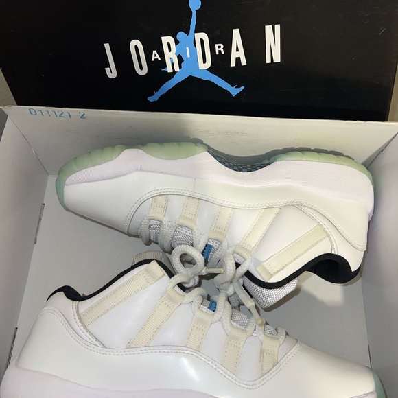 Jordan 11 Low - Picture 4 of 12
